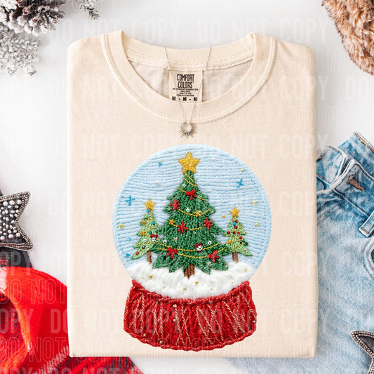 Faux yarn Christmas tree snowglobe